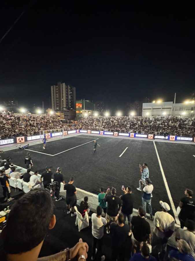 Arena lotada à noite durante cobertura